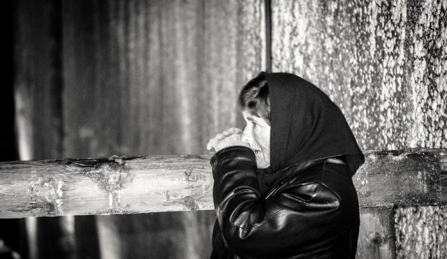 2 signora che piange -0023